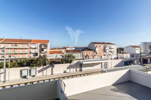 Apartamento duplex t3+1 — baixa da banheira — 160 m²