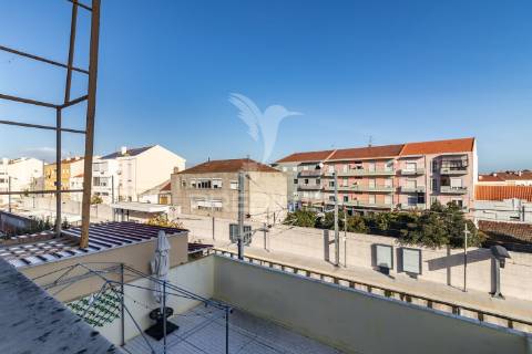 Apartamento duplex t3+1 — baixa da banheira — 160 m²