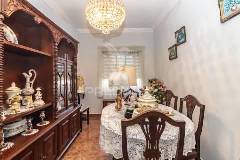 Apartamento duplex t3+1 — baixa da banheira — 160 m²