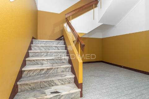 Apartamento duplex t3+1 — baixa da banheira — 160 m²