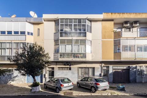 Apartamento duplex t3+1 — baixa da banheira — 160 m²