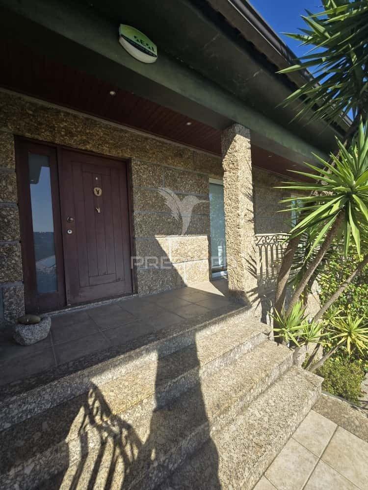 Moradia t3 em pedra com piscina