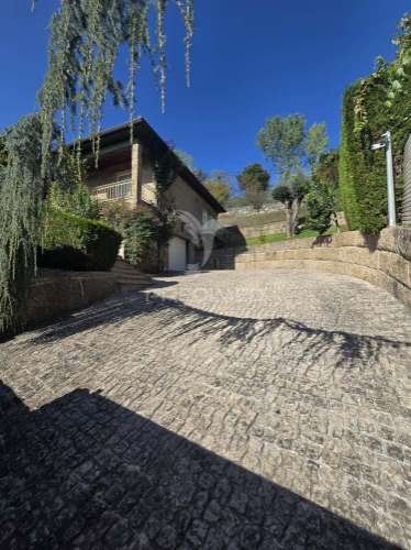 Moradia t3 em pedra com piscina