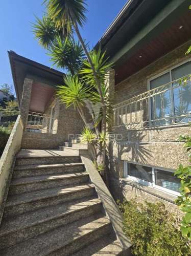 Moradia t3 em pedra com piscina