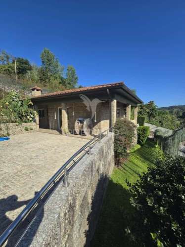 Moradia t3 em pedra com piscina