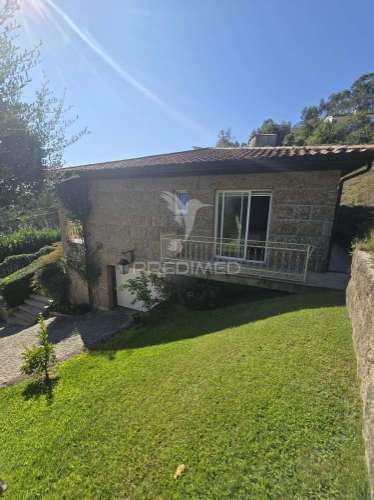 Moradia t3 em pedra com piscina