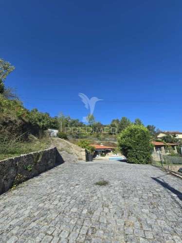 Moradia t3 em pedra com piscina