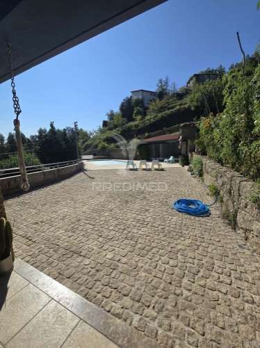 Moradia t3 em pedra com piscina