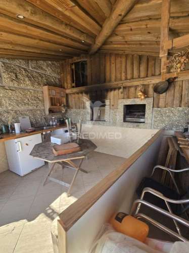 Moradia t3 em pedra com piscina