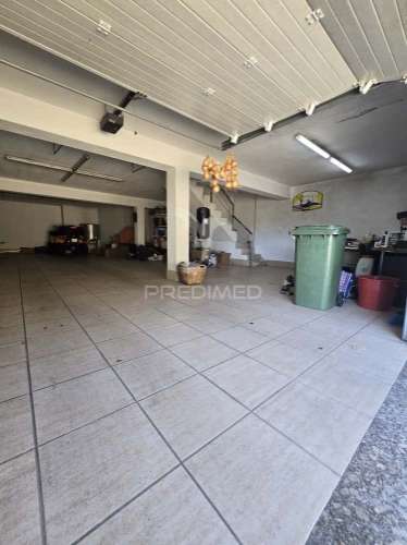 Moradia t3 em pedra com piscina