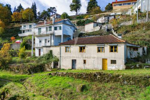 Quatro artigos duas moradias e duas ruínas, ribeira de pena