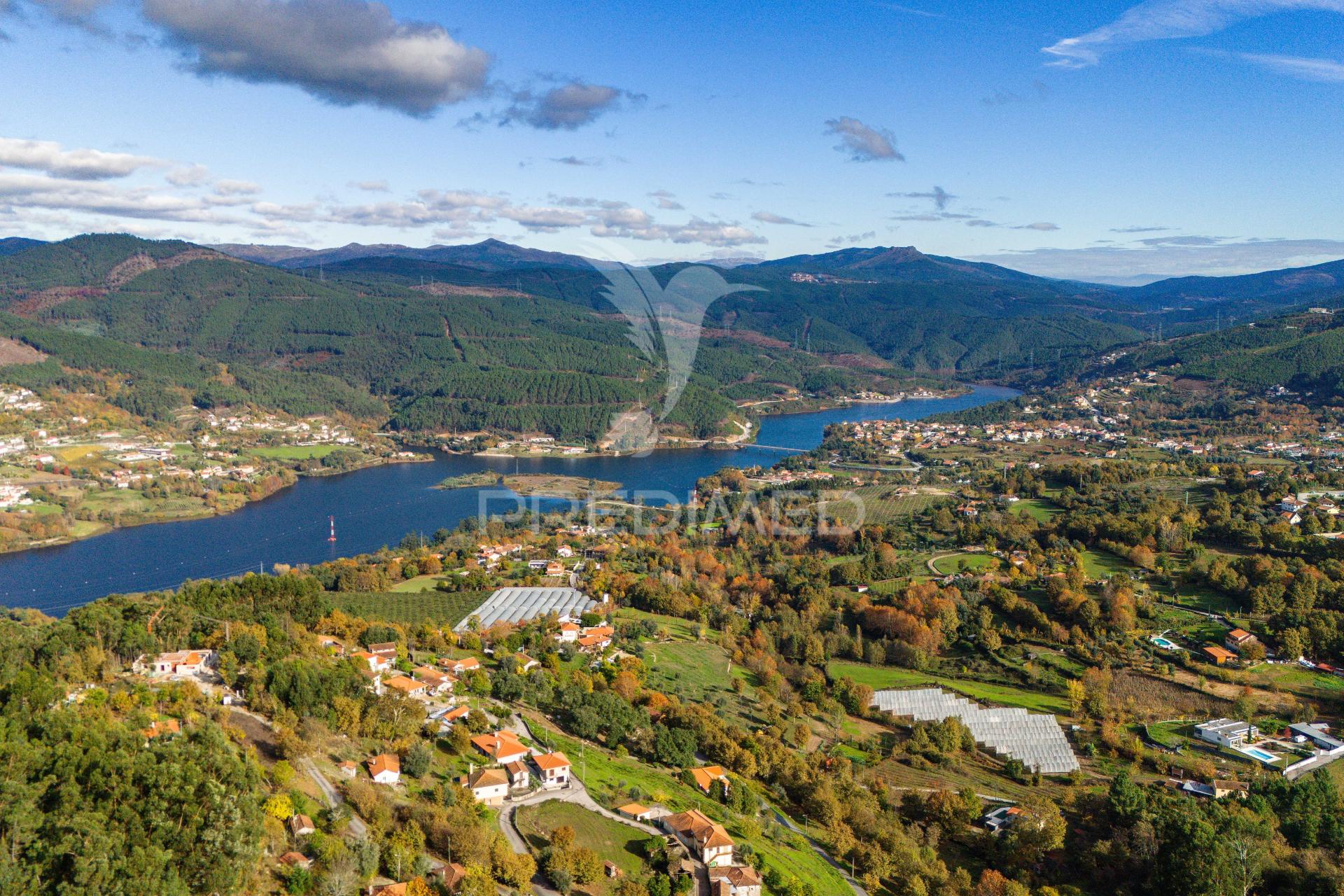 Quatro artigos duas moradias e duas ruínas, ribeira de pena