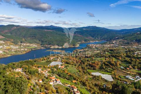 Quatro artigos duas moradias e duas ruínas, ribeira de pena