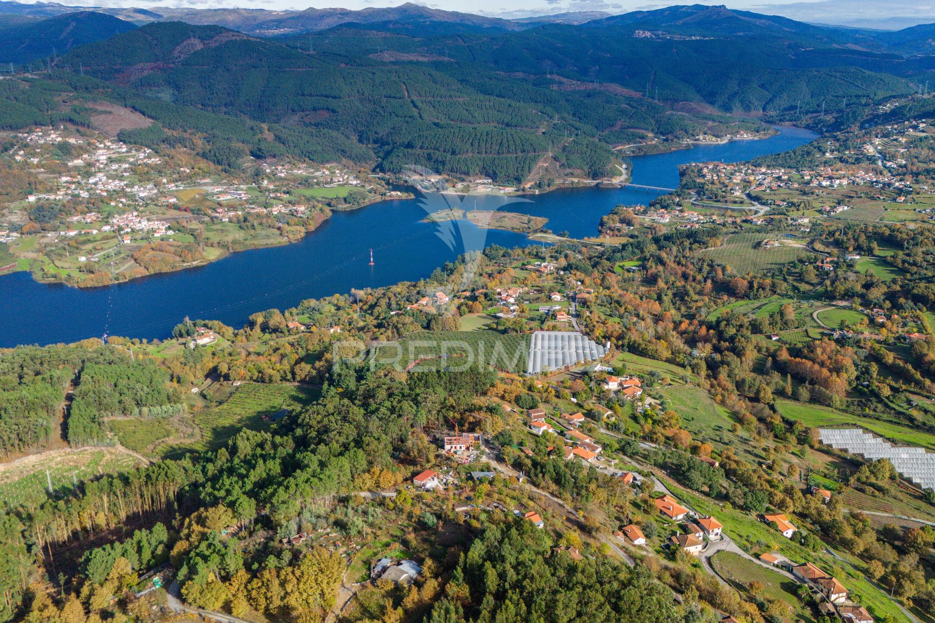 Quatro artigos duas moradias e duas ruínas, ribeira de pena