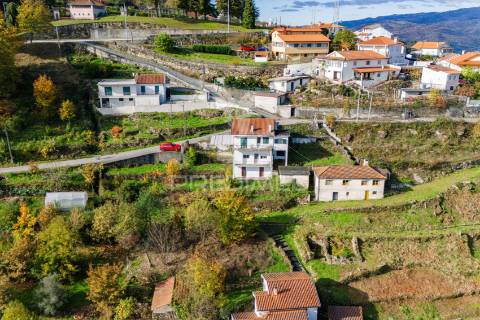 Quatro artigos duas moradias e duas ruínas, ribeira de pena