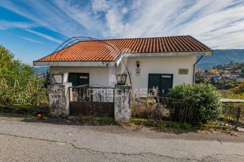 Quatro artigos duas moradias e duas ruínas, ribeira de pena