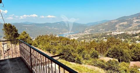 Quatro artigos duas moradias e duas ruínas, ribeira de pena