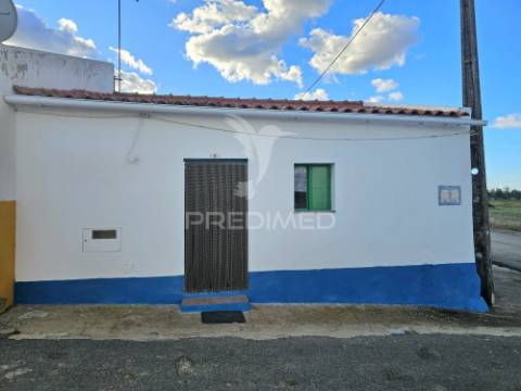 Moradia térrea t2 localizada no rolão, concelho de castro verde.