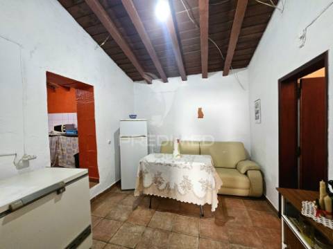 Moradia térrea t2 localizada no rolão, concelho de castro verde.