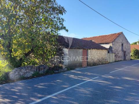 Terreno com barracão no zambujal