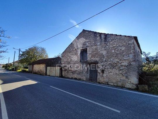 Terreno com barracão no zambujal
