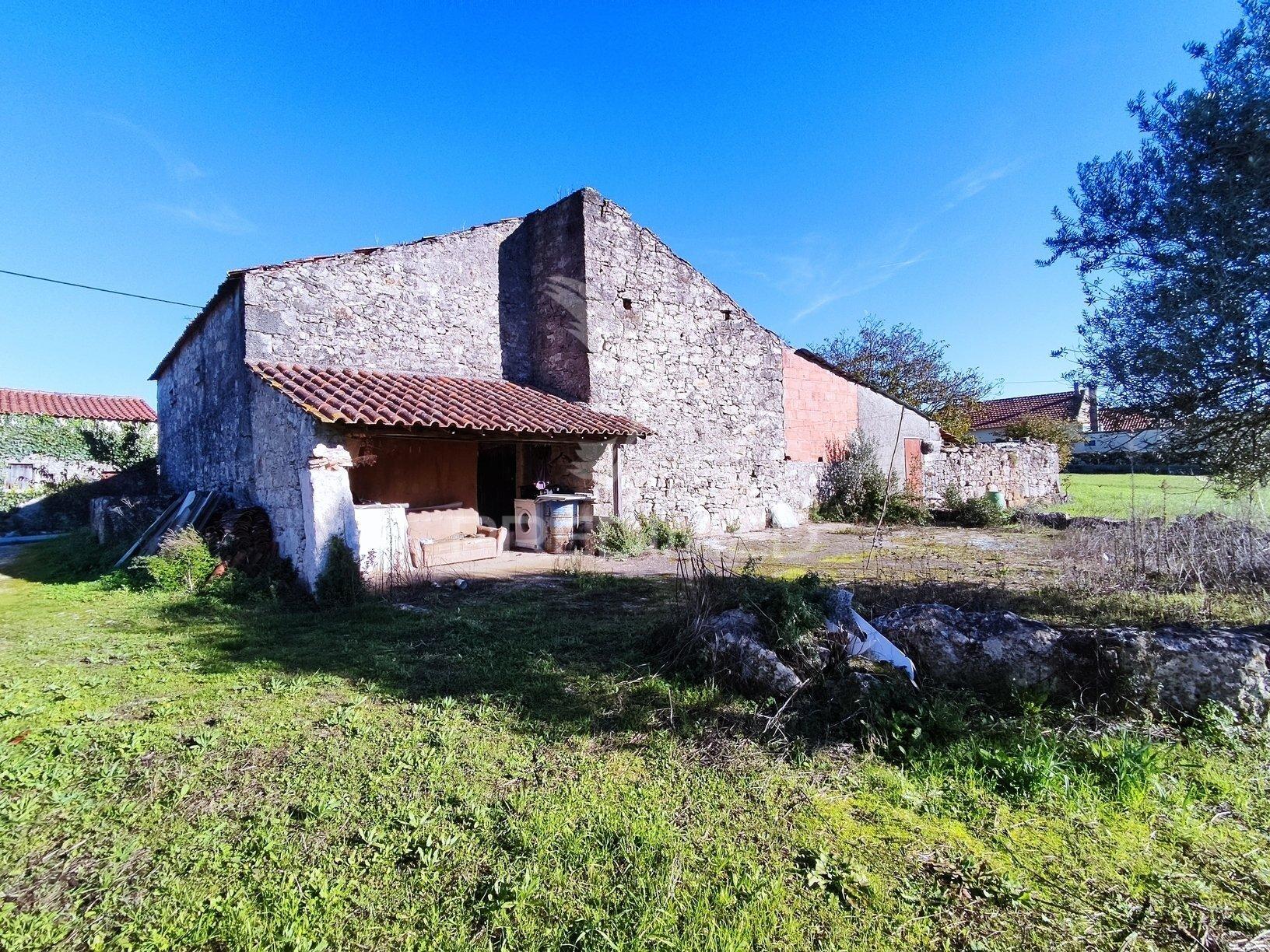 Terreno com barracão no zambujal