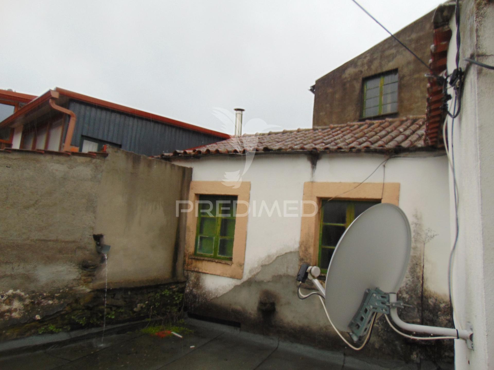 Moradia geminada para restaurar em vila real