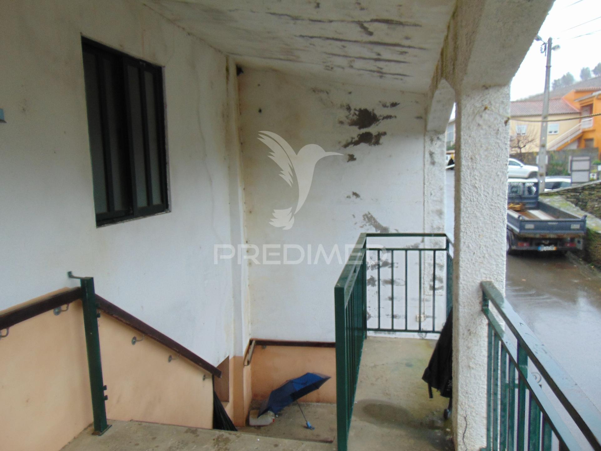 Moradia geminada para restaurar em vila real