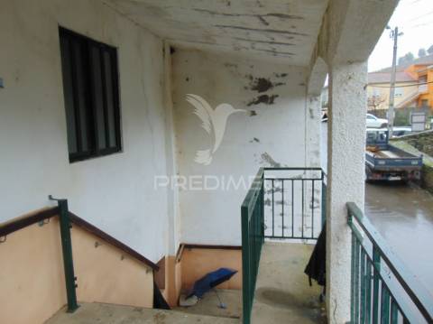 Moradia geminada para restaurar em vila real