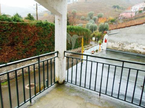 Moradia geminada para restaurar em vila real