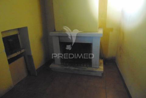 Moradia geminada para restaurar em vila real