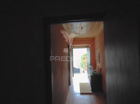 Moradia geminada para restaurar em vila real