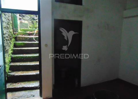 Moradia geminada para restaurar em vila real