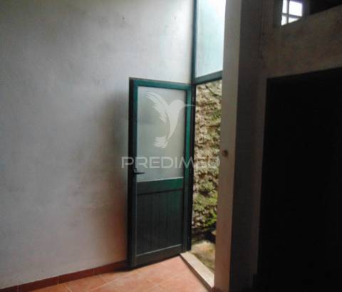 Moradia geminada para restaurar em vila real