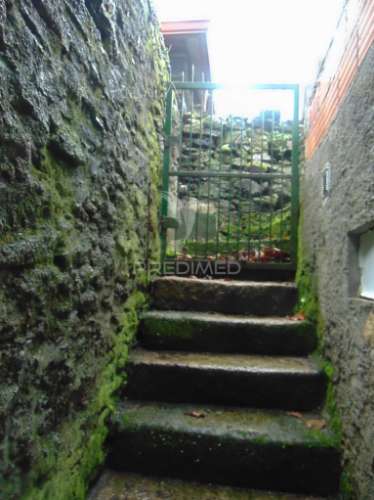 Moradia geminada para restaurar em vila real