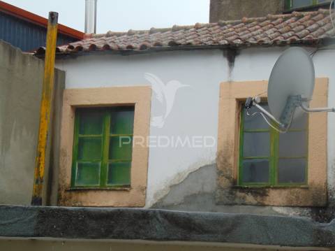 Moradia geminada para restaurar em vila real