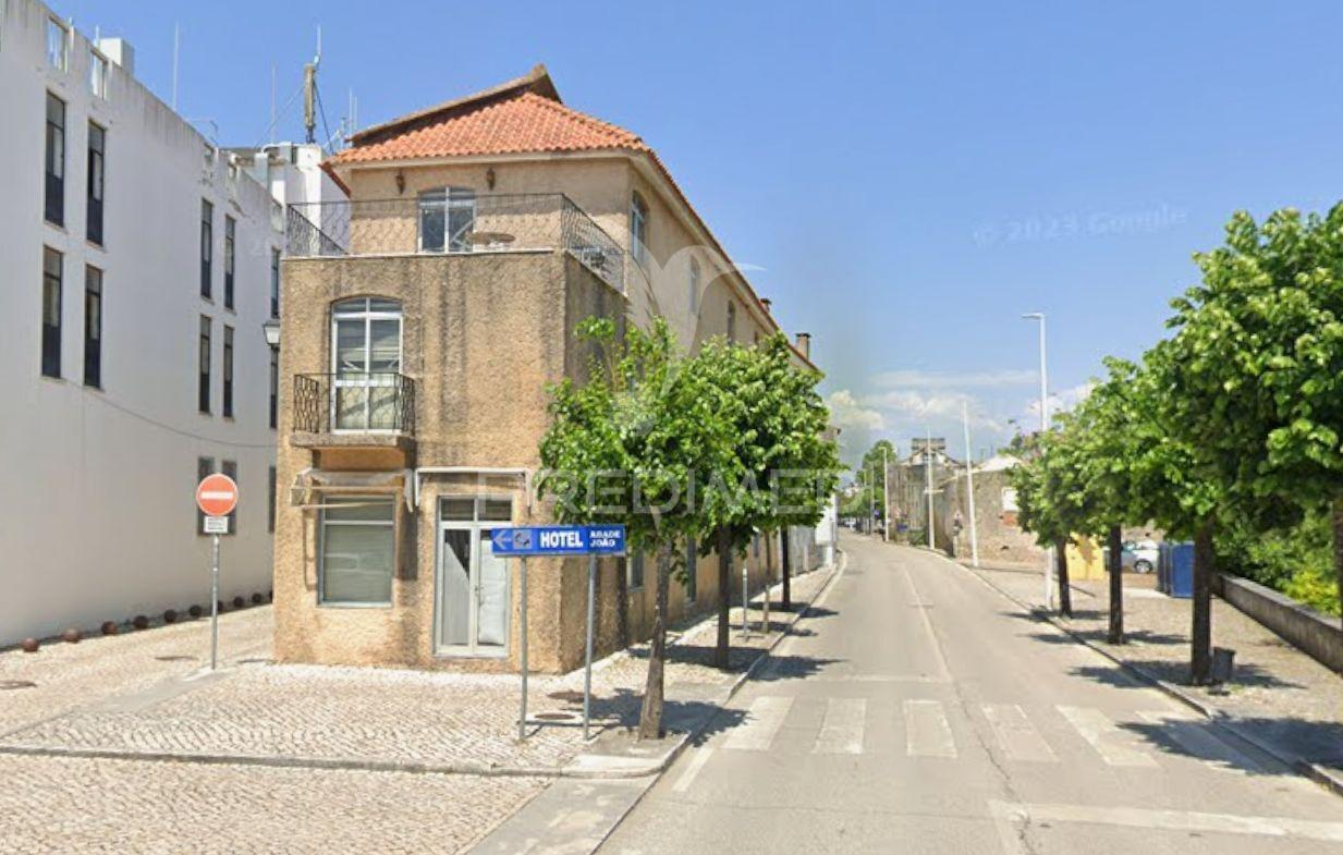 Prédio - espaço comercial e habitação montemor o velho