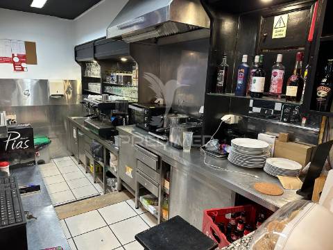 Oportunidade única: trespasse de café/bar em zona universitária!