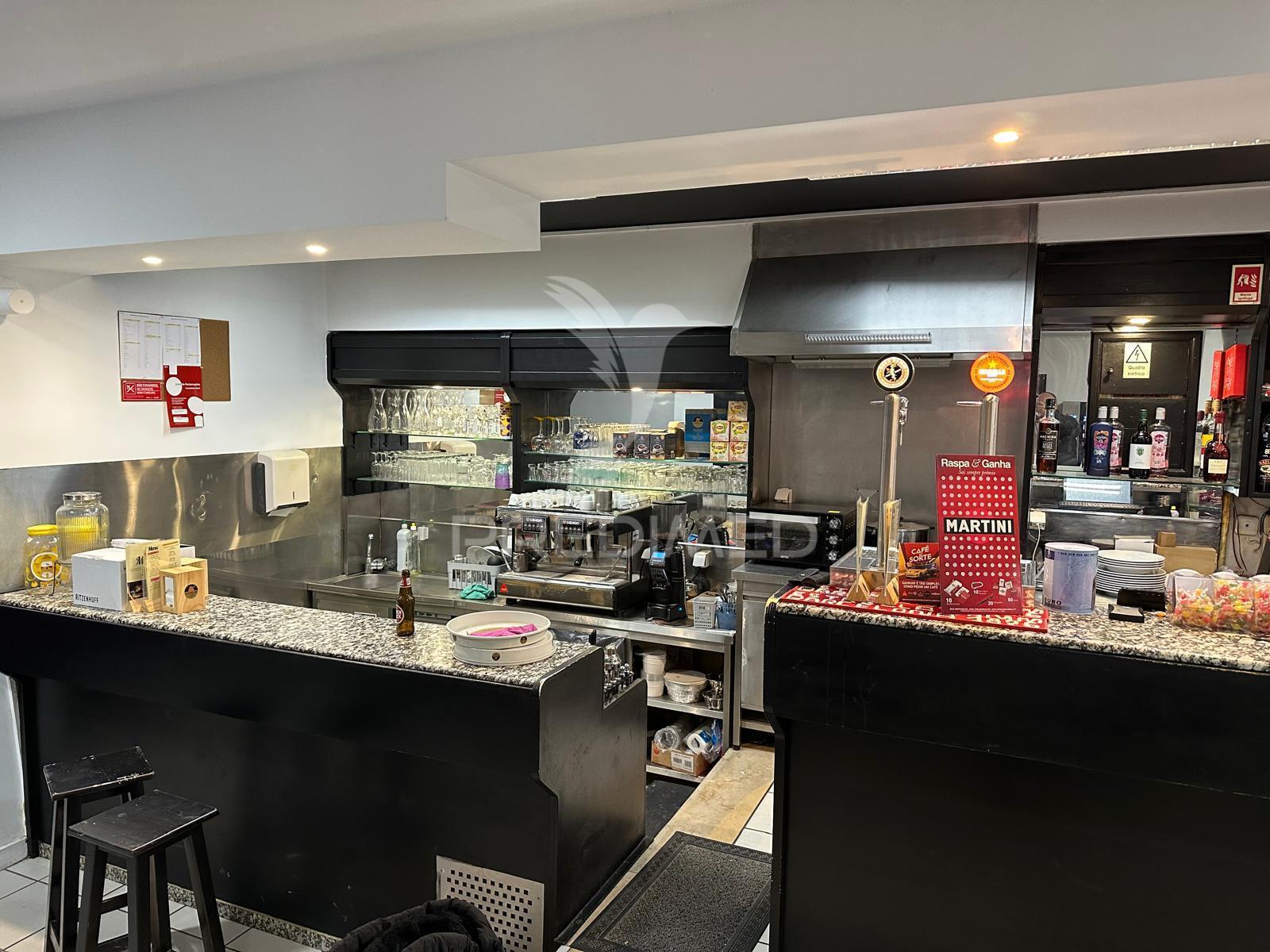 Oportunidade única: trespasse de café/bar em zona universitária!