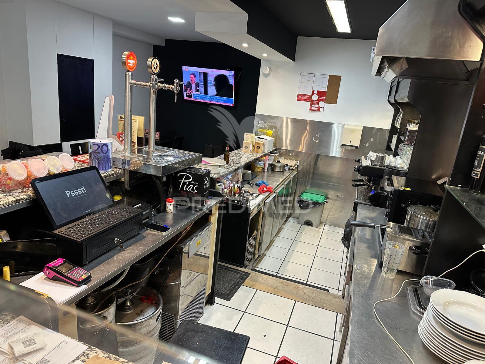 Oportunidade única: trespasse de café/bar em zona universitária!