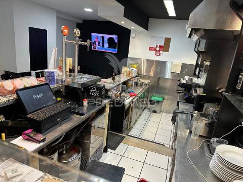 Oportunidade única: trespasse de café/bar em zona universitária!