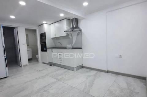 Loja transformada em apartamento t1 vale milhaços