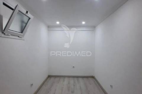 Loja transformada em apartamento t1 vale milhaços