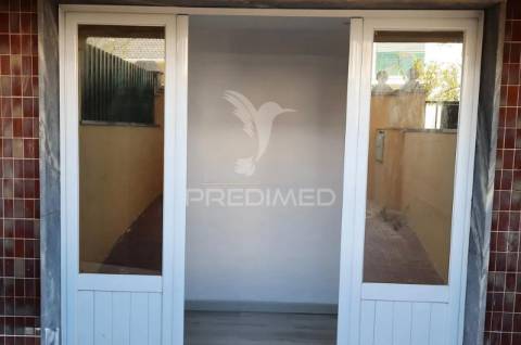 Loja transformada em apartamento t1 vale milhaços