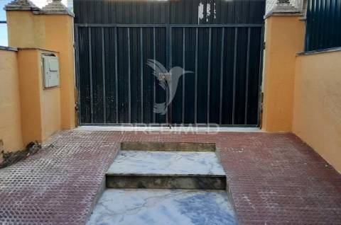 Loja transformada em apartamento t1 vale milhaços