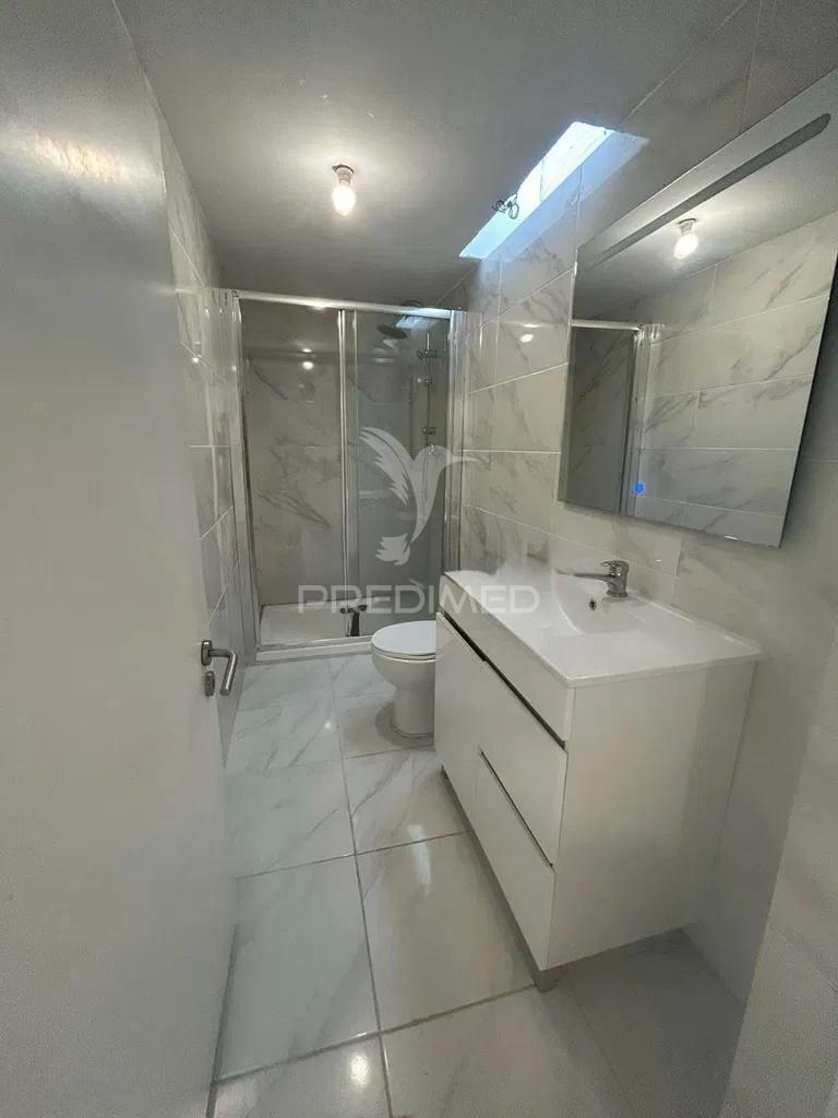 Loja transformada em apartamento t3 laranjeiro