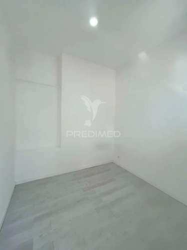 Loja transformada em apartamento t3 laranjeiro