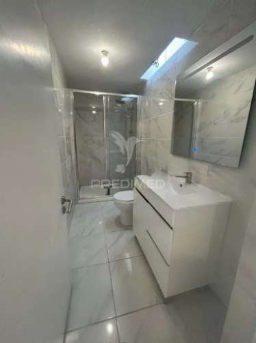 Loja transformada em apartamento t3 laranjeiro