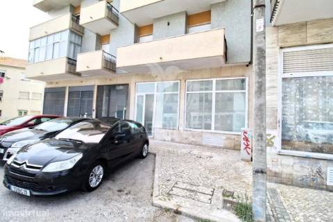 Loja transformada em apartamento t3 laranjeiro