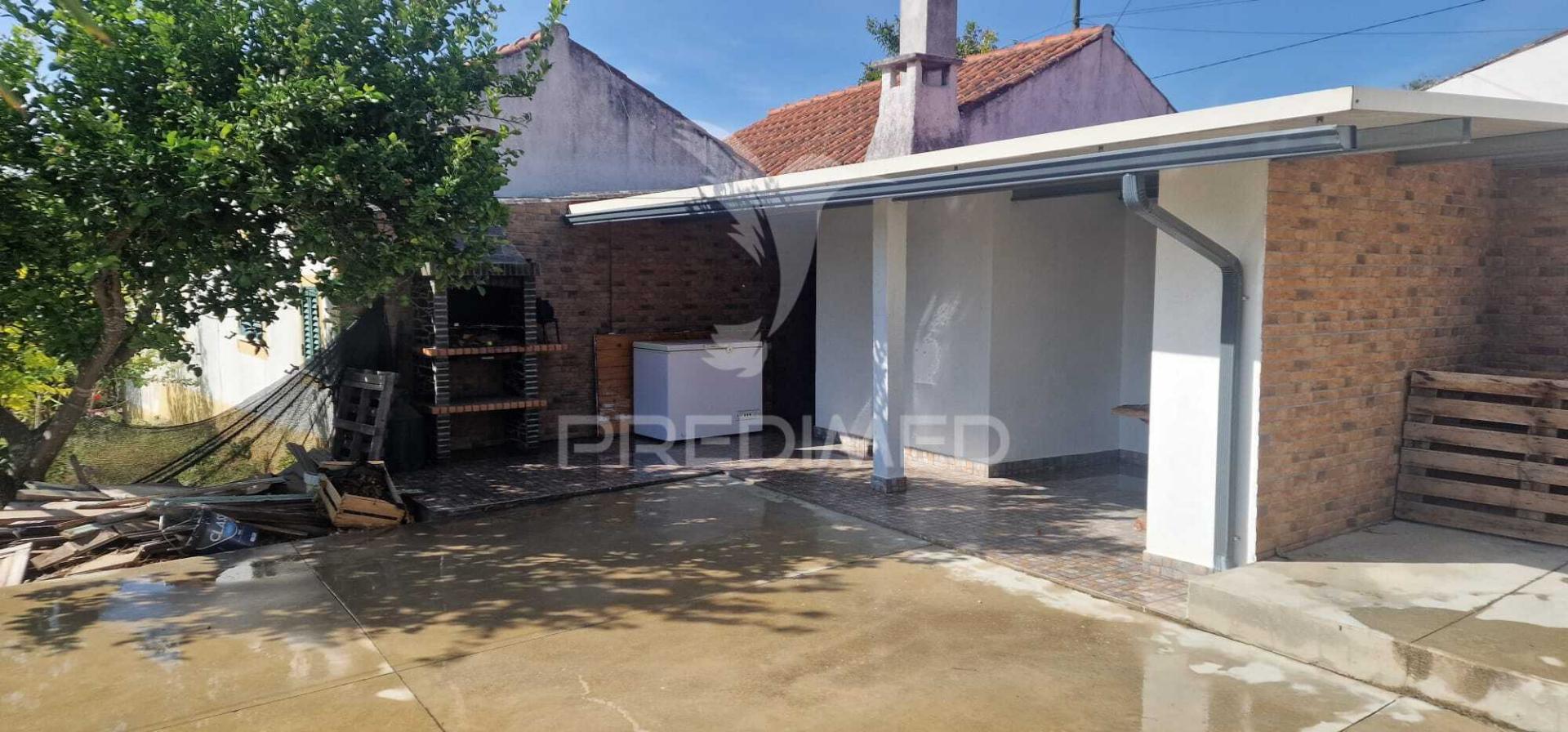 Excelente t2 recuperado com terreno e árvores de fruto